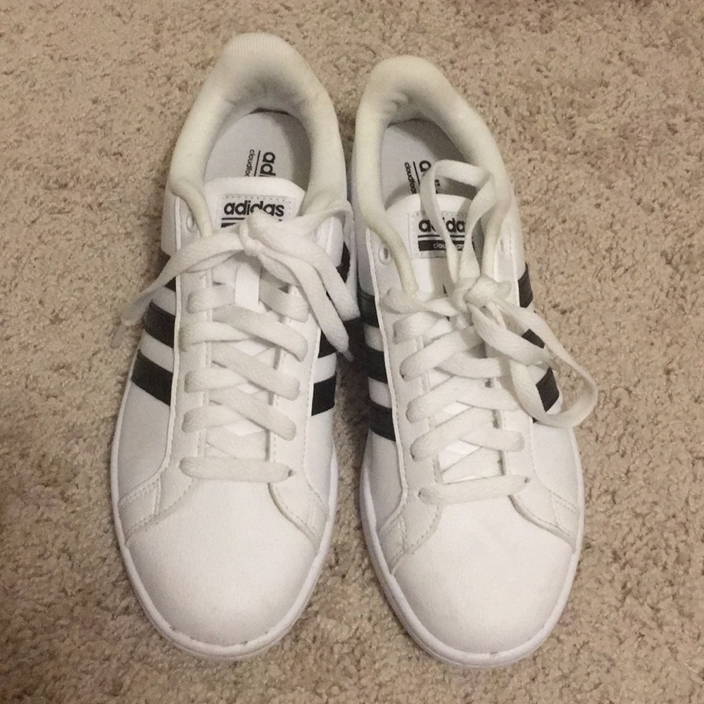 Adidas Neo size 8 tennis shoe